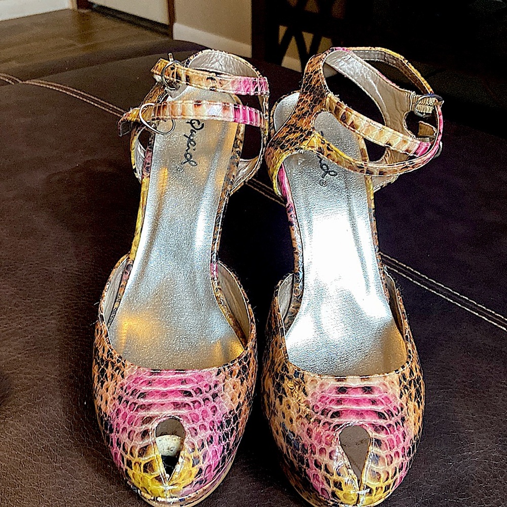 Women high heel worn 3-5 times